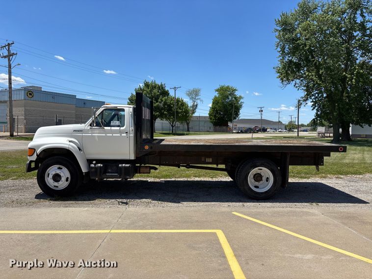 image for item DV4345 1998 Ford F700 flatbed truck