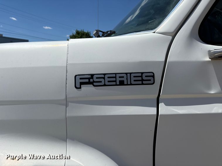 image for item DV4345 1998 Ford F700 flatbed truck