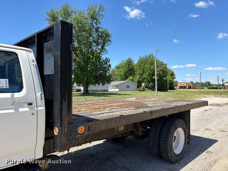 image for item DV4345 1998 Ford F700 flatbed truck