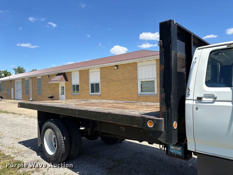 image for item DV4345 1998 Ford F700 flatbed truck