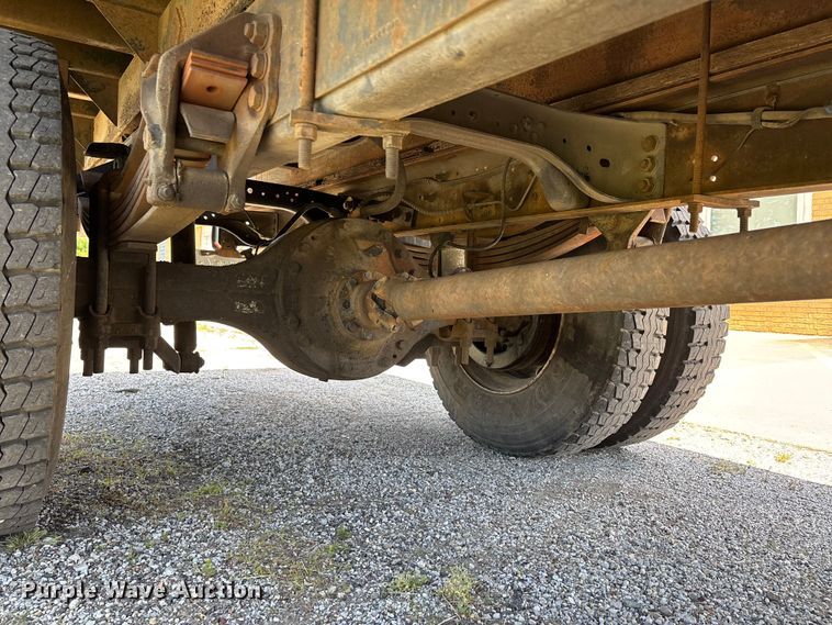 image for item DV4345 1998 Ford F700 flatbed truck