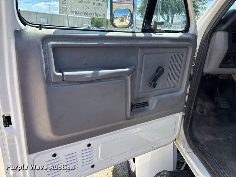 image for item DV4345 1998 Ford F700 flatbed truck