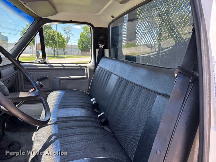 image for item DV4345 1998 Ford F700 flatbed truck