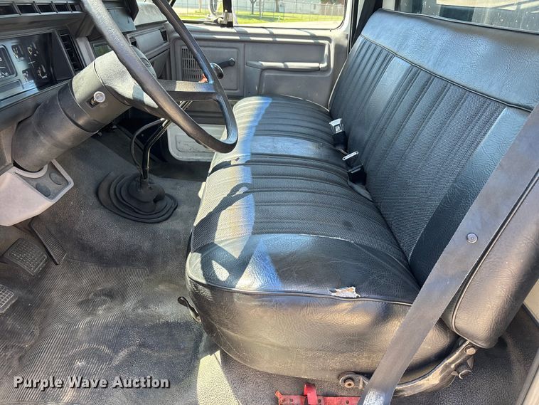 image for item DV4345 1998 Ford F700 flatbed truck