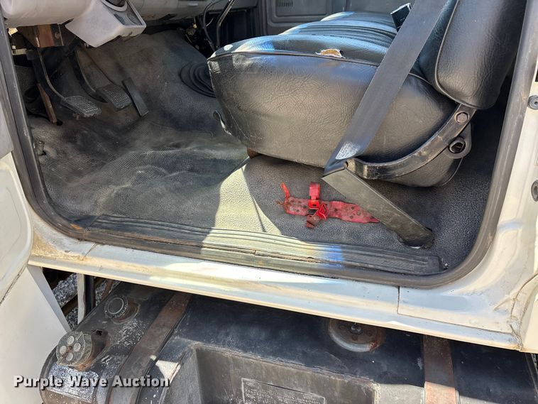 image for item DV4345 1998 Ford F700 flatbed truck