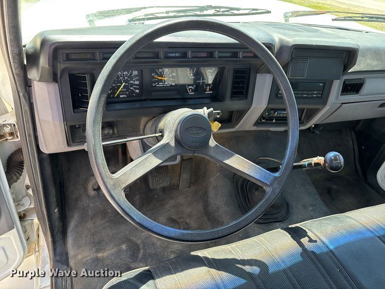 image for item DV4345 1998 Ford F700 flatbed truck