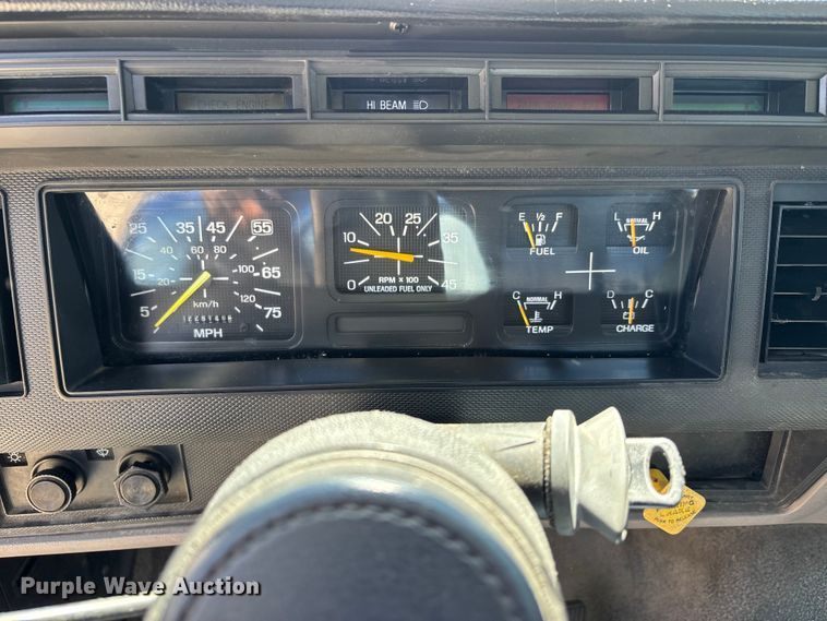 image for item DV4345 1998 Ford F700 flatbed truck