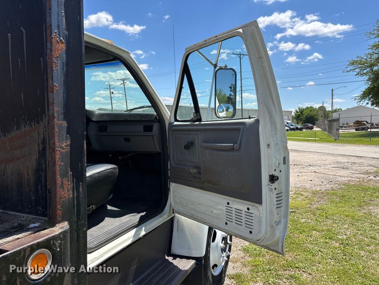 image for item DV4345 1998 Ford F700 flatbed truck