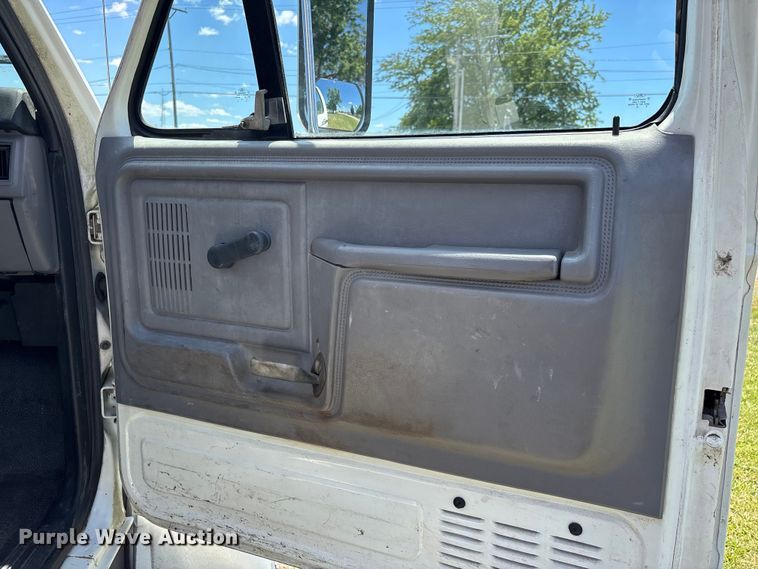 image for item DV4345 1998 Ford F700 flatbed truck