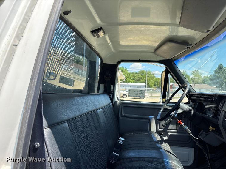 image for item DV4345 1998 Ford F700 flatbed truck