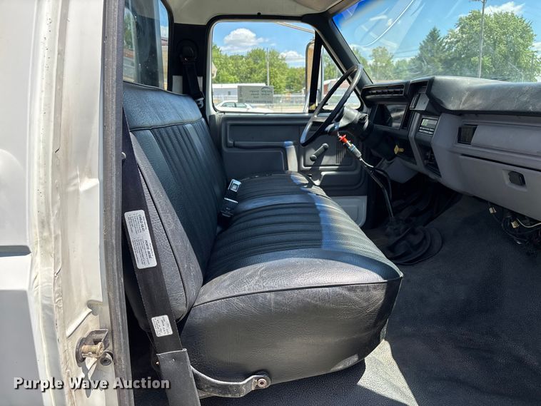 image for item DV4345 1998 Ford F700 flatbed truck