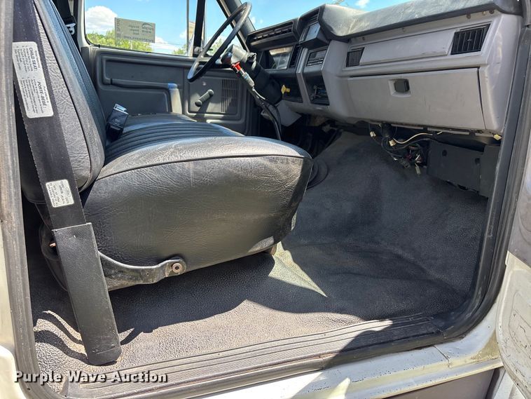 image for item DV4345 1998 Ford F700 flatbed truck