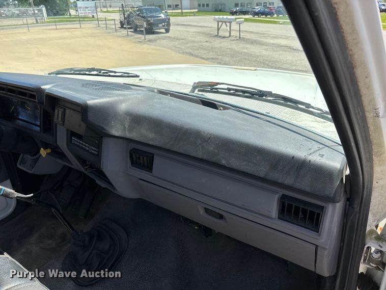 image for item DV4345 1998 Ford F700 flatbed truck