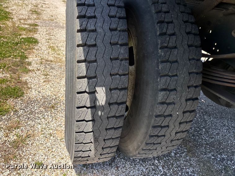 image for item DV4345 1998 Ford F700 flatbed truck