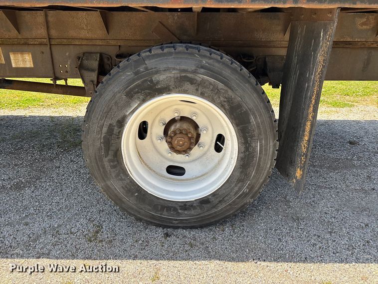 image for item DV4345 1998 Ford F700 flatbed truck