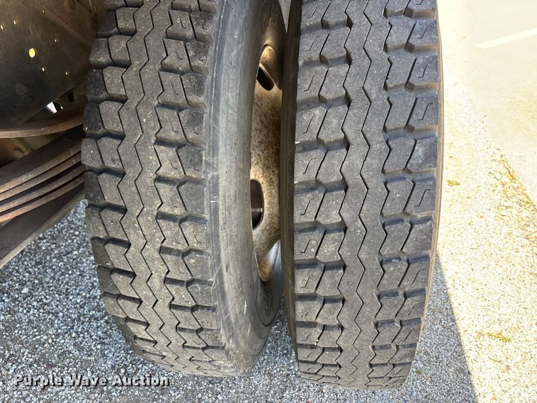 image for item DV4345 1998 Ford F700 flatbed truck