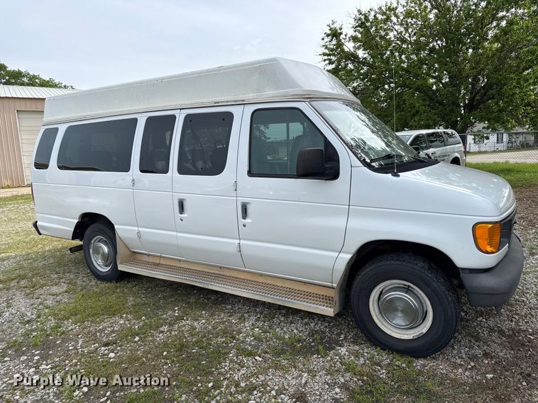 image for item DZ4451 2004 Ford E350 van