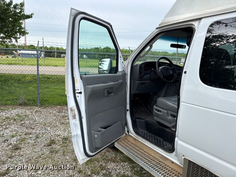 image for item DZ4451 2004 Ford E350 van