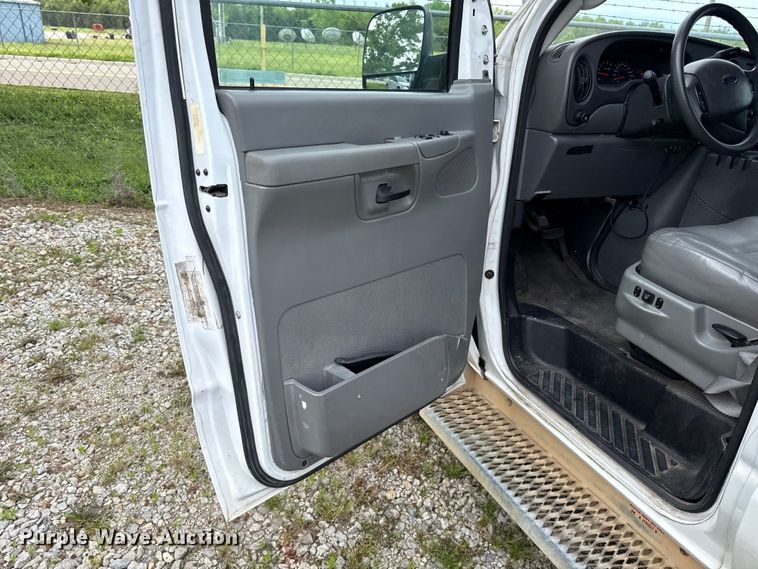 image for item DZ4451 2004 Ford E350 van