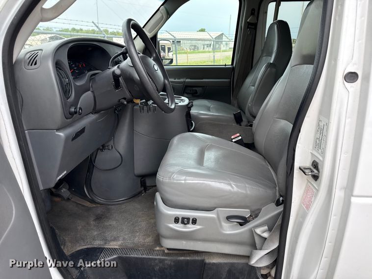 image for item DZ4451 2004 Ford E350 van