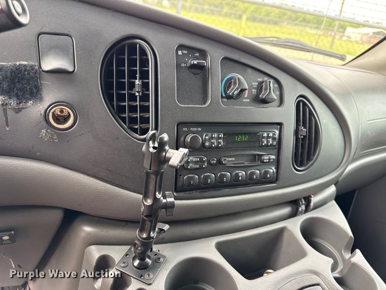 image for item DZ4451 2004 Ford E350 van