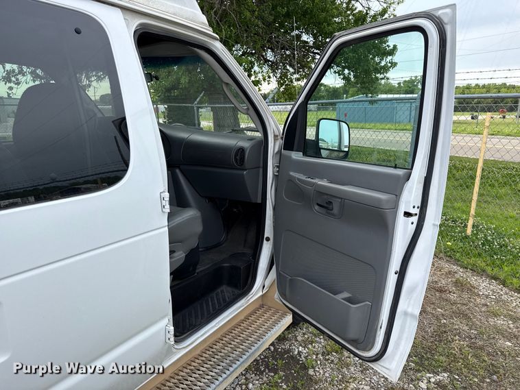 image for item DZ4451 2004 Ford E350 van