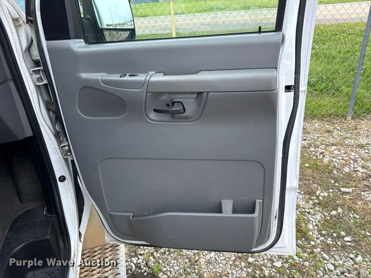image for item DZ4451 2004 Ford E350 van