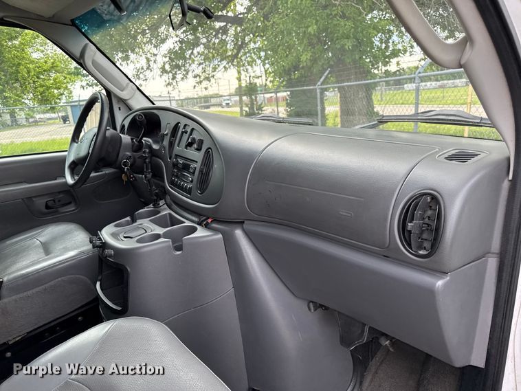 image for item DZ4451 2004 Ford E350 van