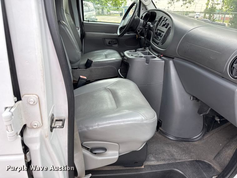 image for item DZ4451 2004 Ford E350 van
