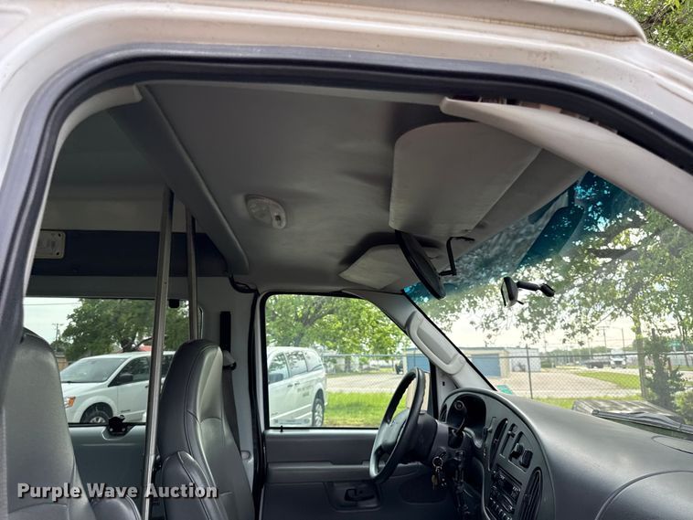 image for item DZ4451 2004 Ford E350 van