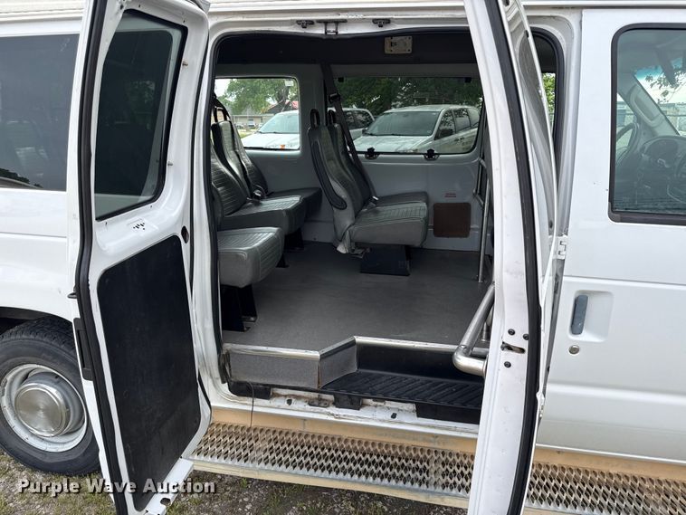 image for item DZ4451 2004 Ford E350 van