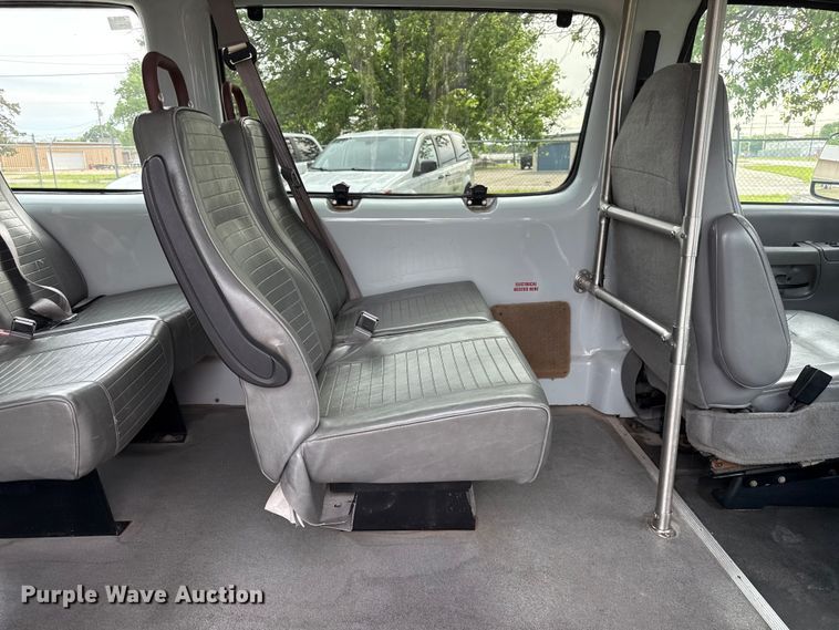 image for item DZ4451 2004 Ford E350 van