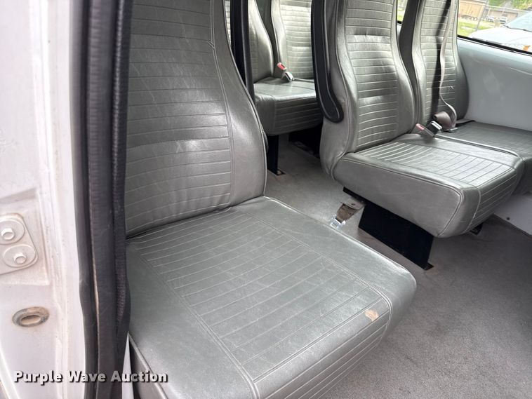 image for item DZ4451 2004 Ford E350 van