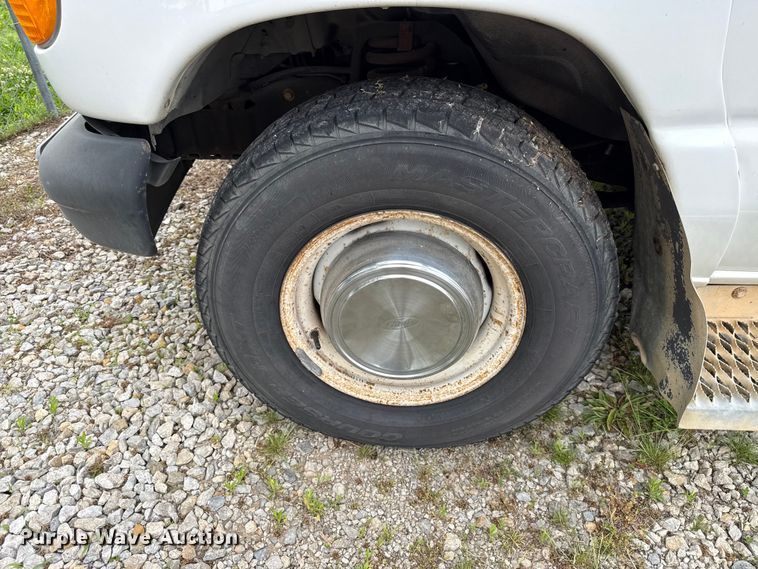 image for item DZ4451 2004 Ford E350 van