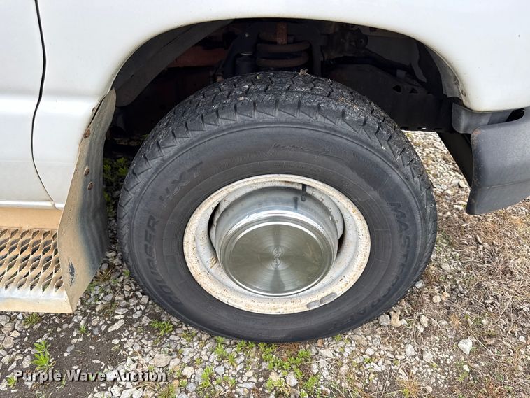 image for item DZ4451 2004 Ford E350 van