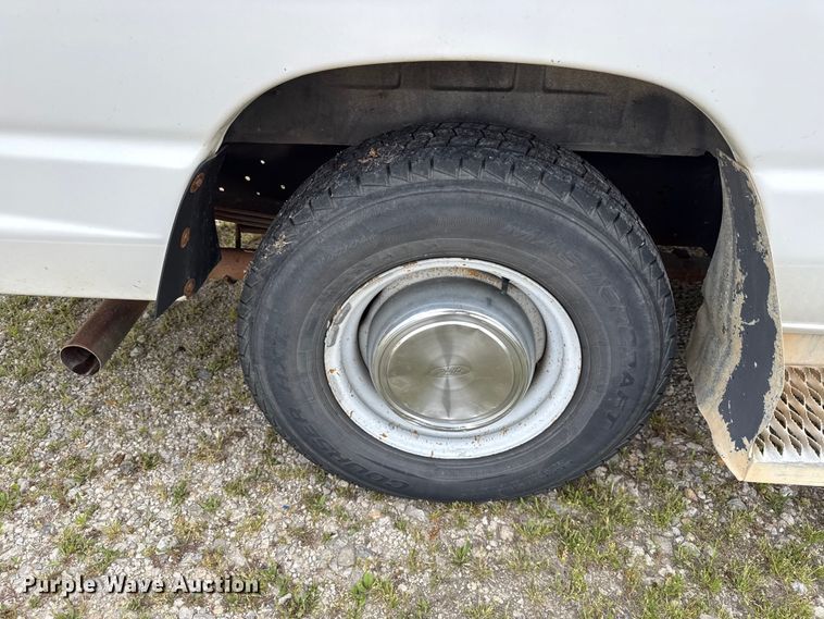 image for item DZ4451 2004 Ford E350 van