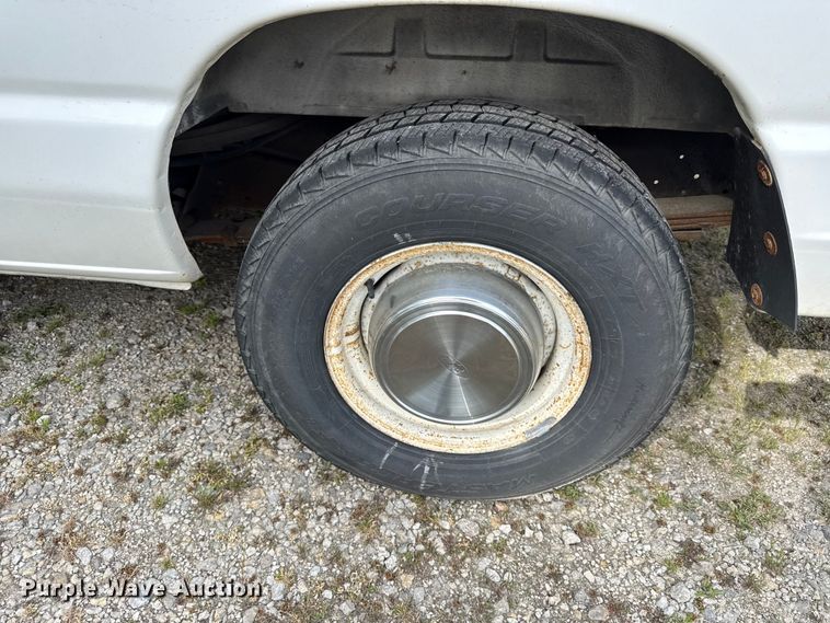 image for item DZ4451 2004 Ford E350 van
