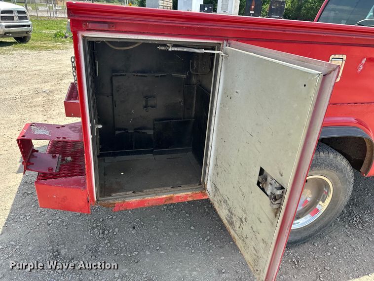 image for item EA4880 1999 Ford F250 Super Duty Ext. Cab utility bed pickup truck