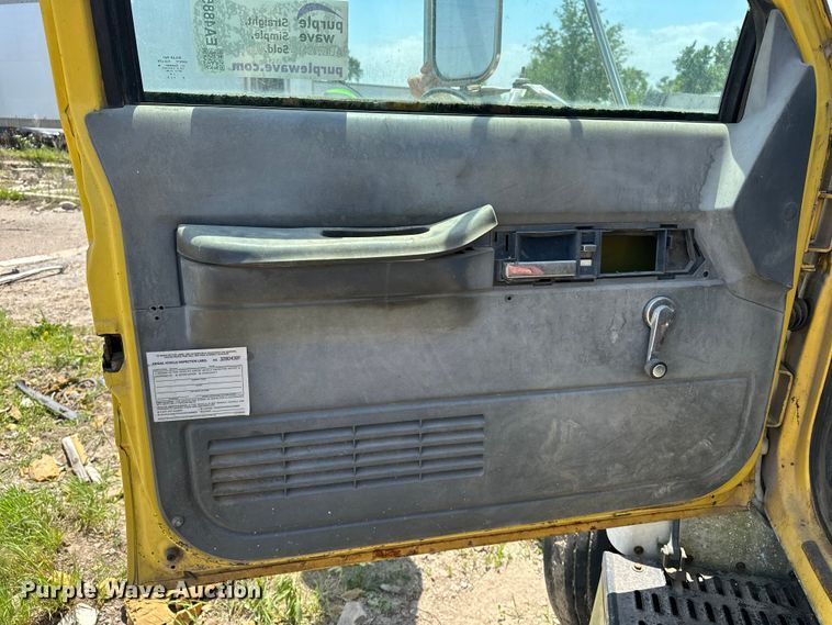 image for item EA4885 1998 Chevrolet C6500 rollback truck
