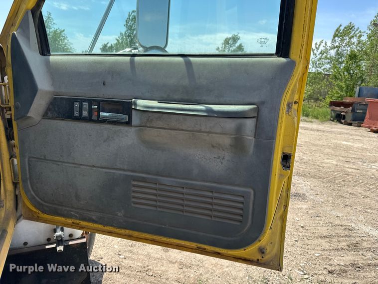 image for item EA4885 1998 Chevrolet C6500 rollback truck