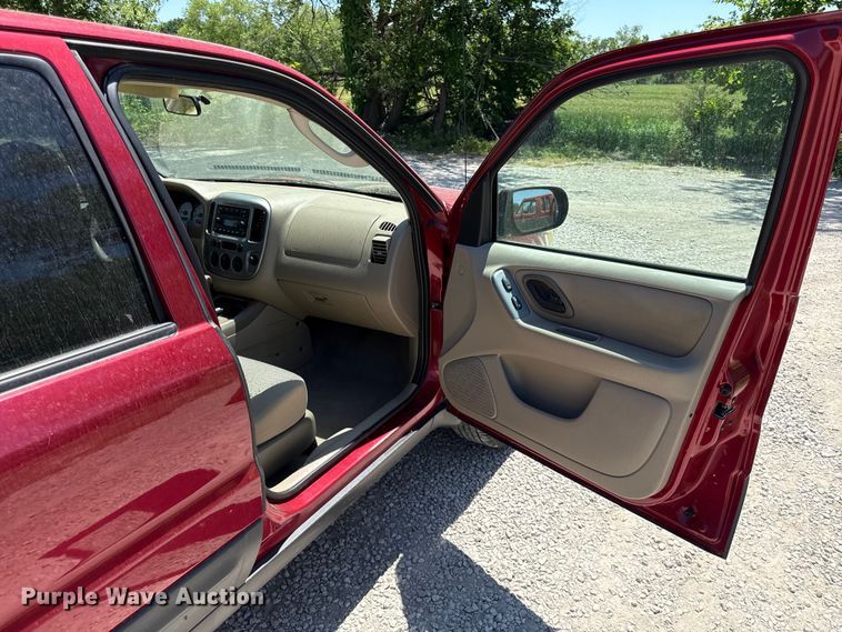 image for item EC4593 2005 Ford Escape SUV