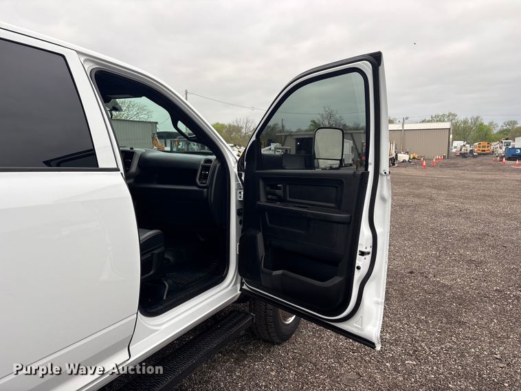 image for item EG8925 2022 RAM 5500 truck cab and chassis