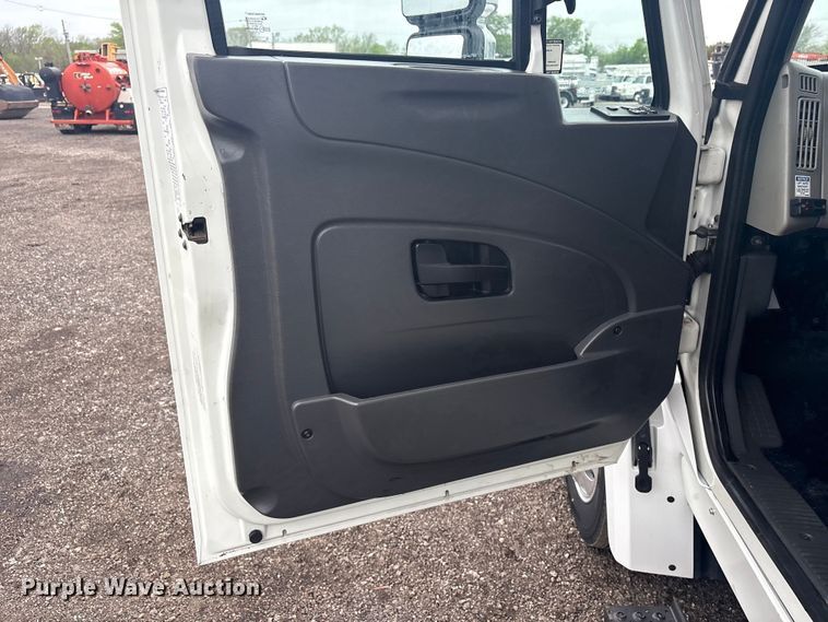 image for item EG8933 2014 International TerraStar box truck