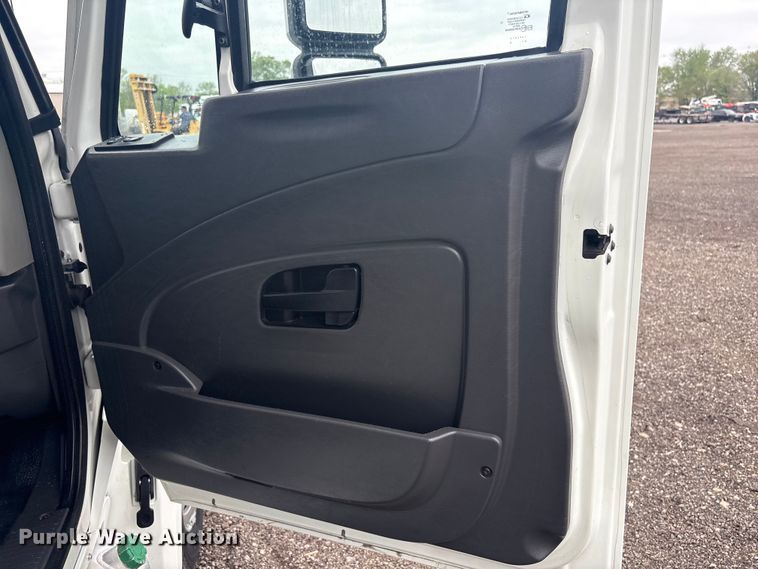 image for item EG8933 2014 International TerraStar box truck