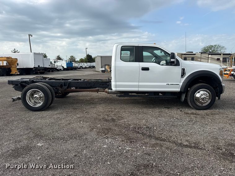 image for item EG8995 2019 Ford F550 Crew Cab truck cab and chassis