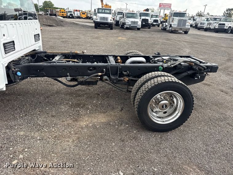 image for item EG8995 2019 Ford F550 Crew Cab truck cab and chassis