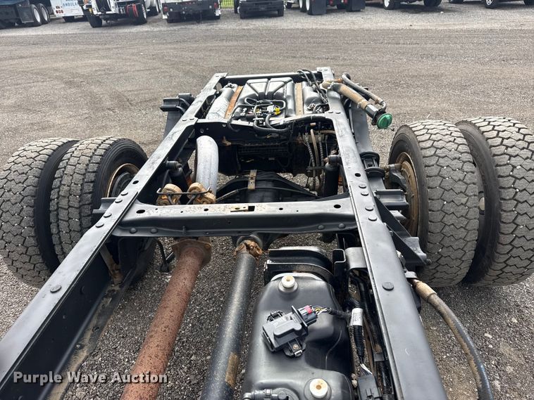 image for item EG8995 2019 Ford F550 Crew Cab truck cab and chassis