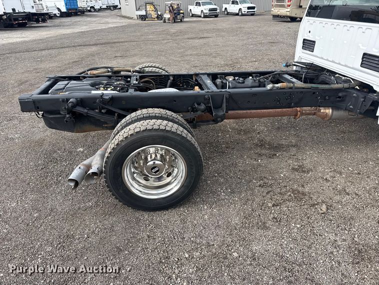 image for item EG8995 2019 Ford F550 Crew Cab truck cab and chassis