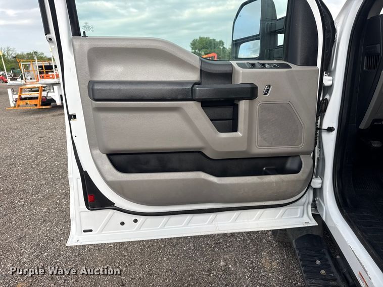 image for item EG8995 2019 Ford F550 Crew Cab truck cab and chassis