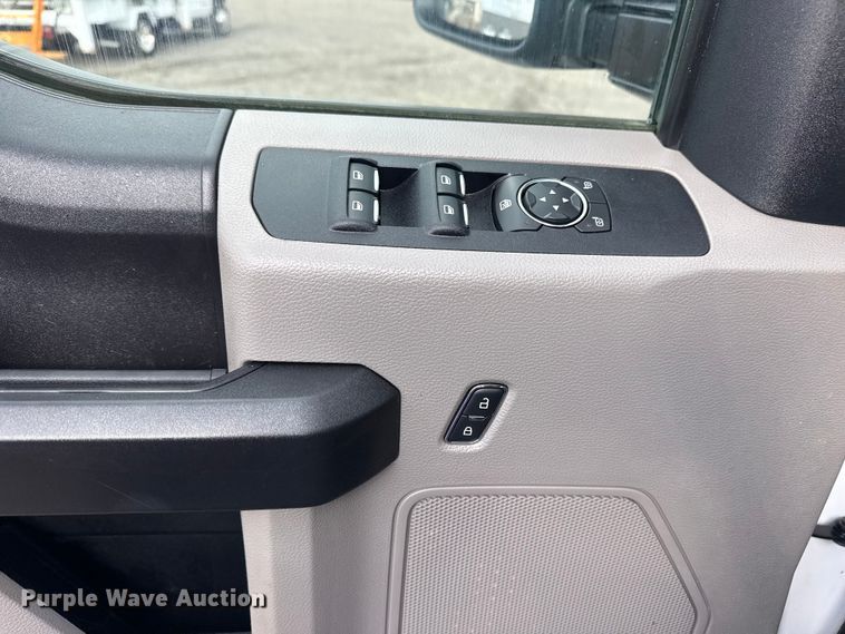 image for item EG8995 2019 Ford F550 Crew Cab truck cab and chassis